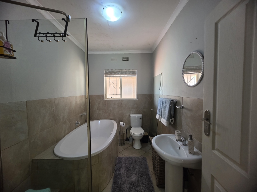 To Let 6 Bedroom Property for Rent in Riebeeckstad Free State